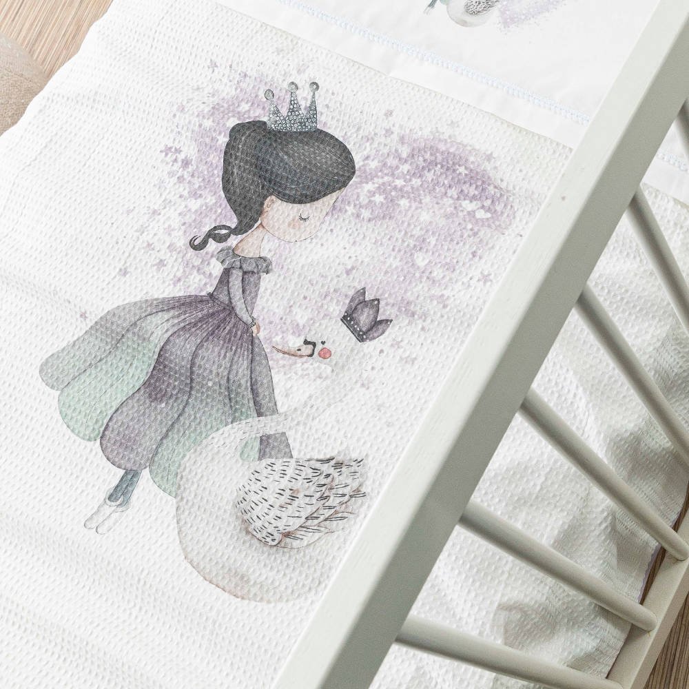 Alternative view of Κουβέρτα Πικέ Κούνιας Odette - 110 x 140 cm - Λευκό-Λιλά - Borea Home Textiles